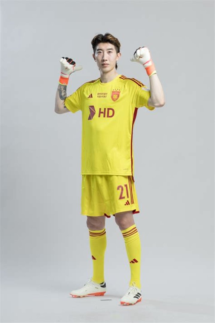 
26 Years South Korean Goalkeeper Cho Hyun-woo Performed Amazing in FIFA 2018, His Career Stats and Net Worth; The Footballer is Married to Lee Hee-young Since 2016