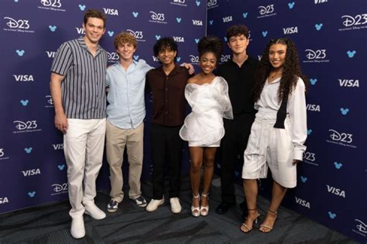 Alexxis Lemire | Aster Flores, The Half Of It, Parents, Brother, Daniel Diemer, Leah Lewis, Jake Short, Luke Baines Relationship, Career, Stranger Things, Instagram, Wiki, Bio, Wikipedia