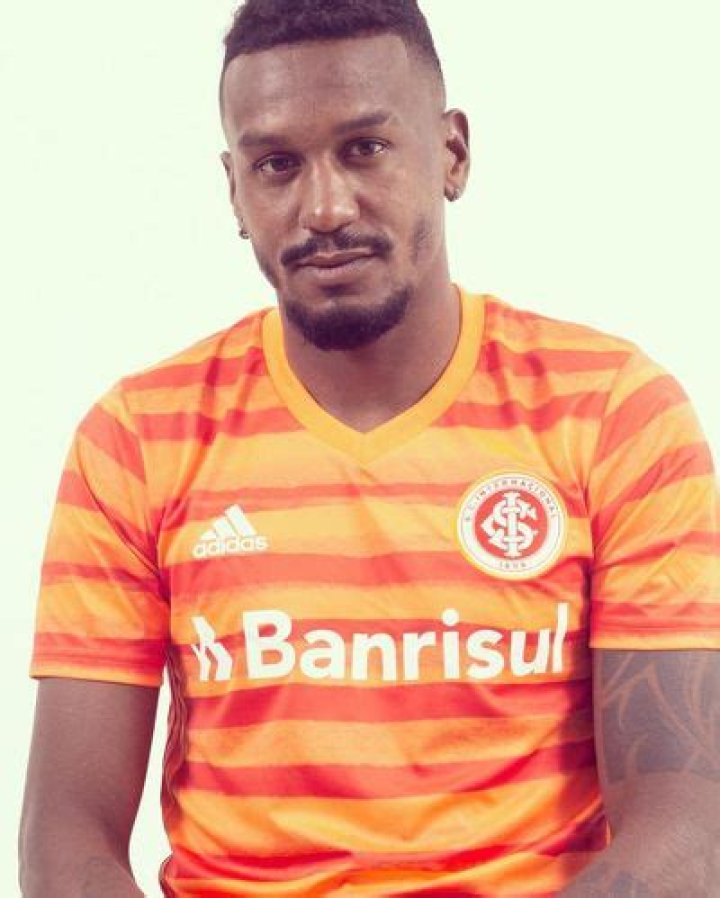 Edenílson Football Contract, Salary, Net worth; Is he Married?