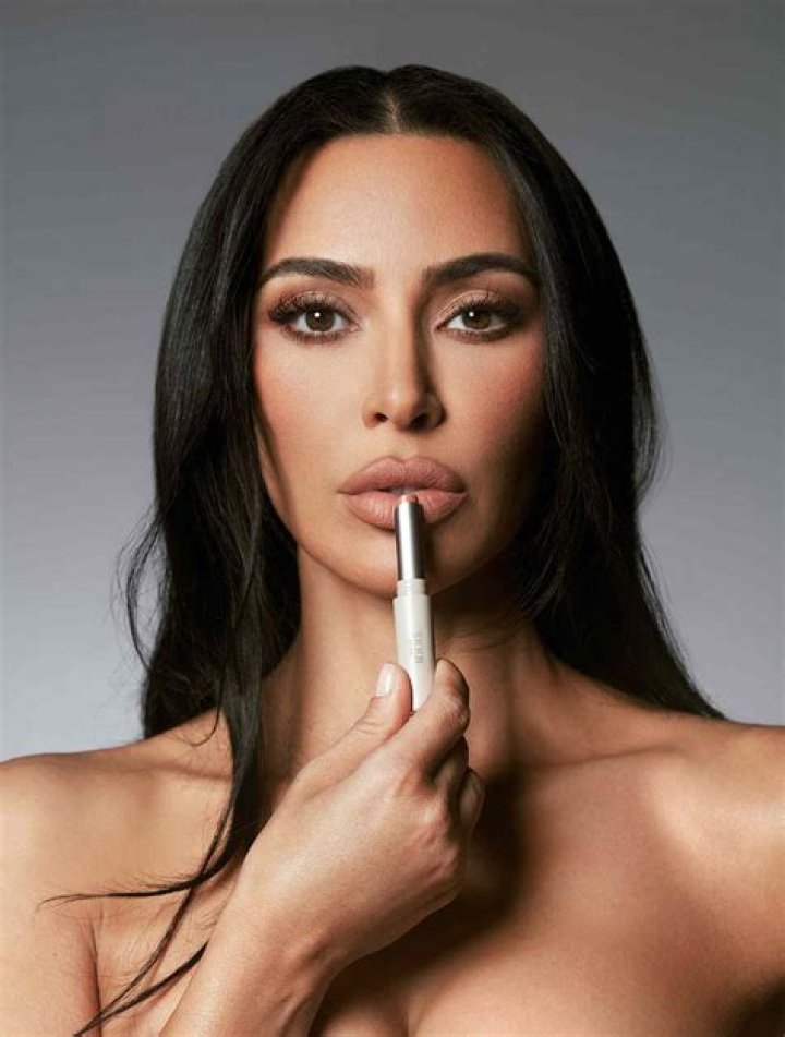 Is Kim Kardashian Left Handed?