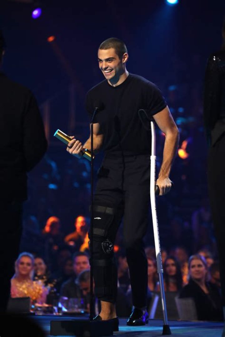 Noah Centineo Wins Comedy Movie Star at 2019 E! People’s Choice Awards – Celeb Secrets