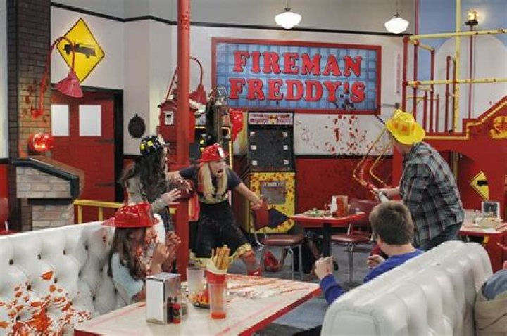 SARAH GILMAN, OLIVIA HOLT – Celeb Secrets