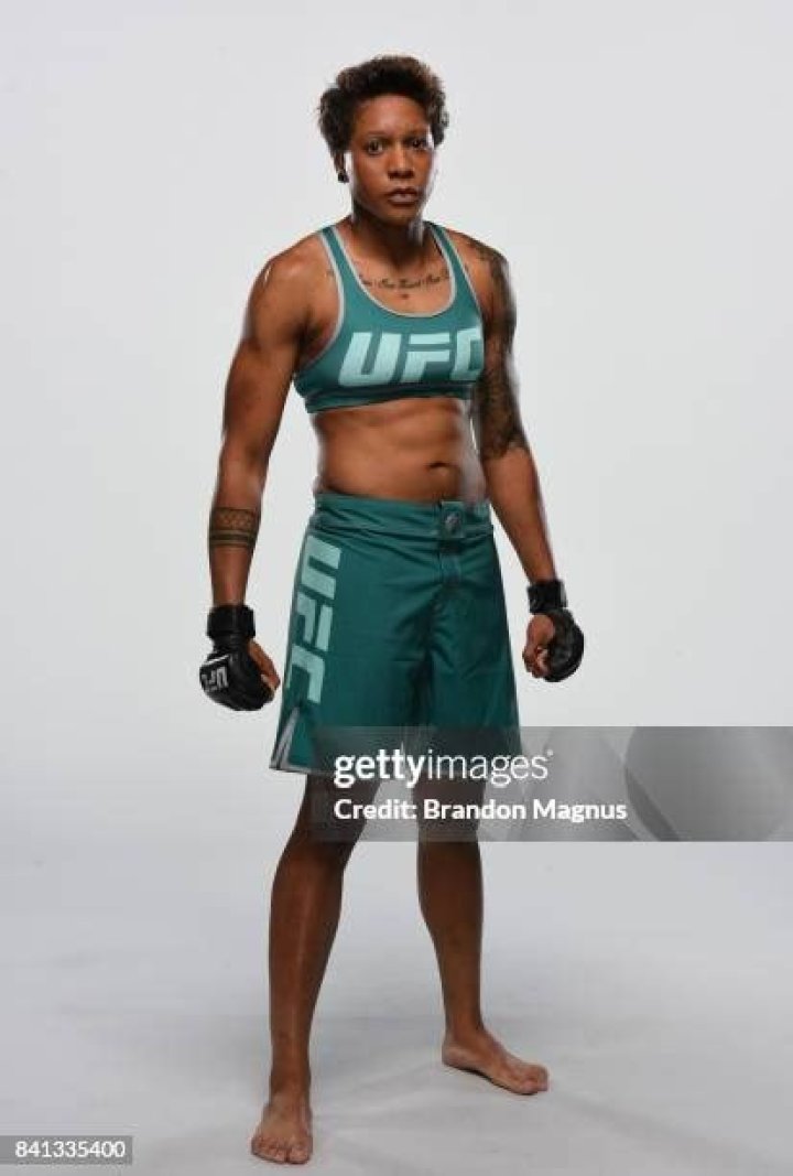 UFC Fighter Shana Dobson Biography- Age, UFC Salary, Stats, Affair, Gay, Girlfriend, Family