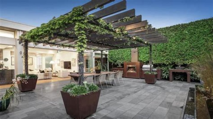 Where Does Kylie Minogue Live?